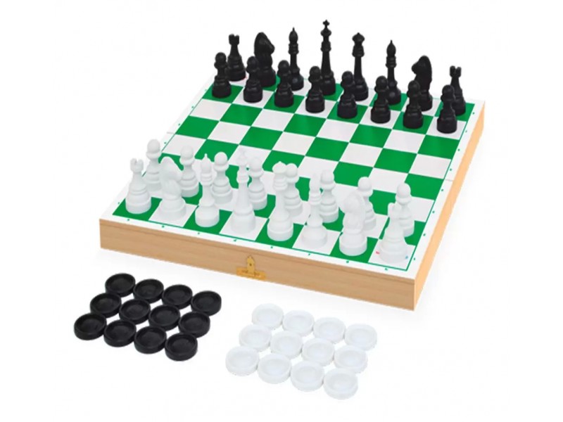 Jogo de xadrez com peças formadas por roupas de vidro e metal